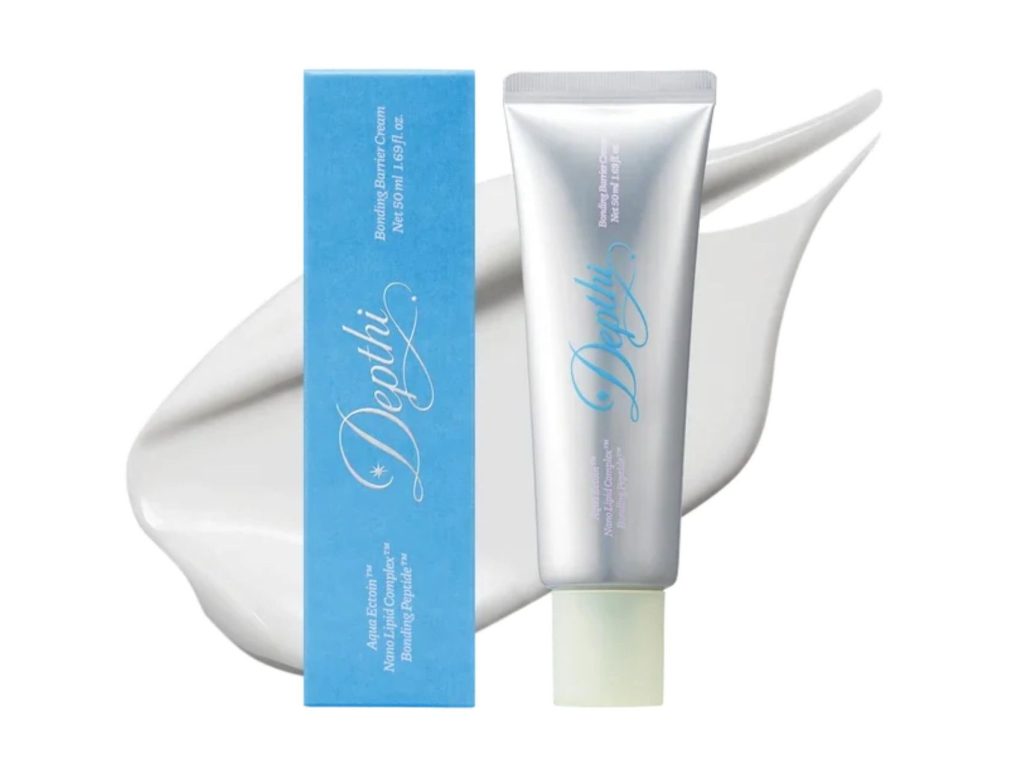 Depthi Bonding Barrier Cream hidratantna krema u srebrnoj tubi, uz plavu kutiju i prikaz teksture proizvoda.